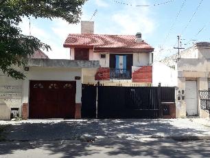 Chalet de 2 pisos en venta en zona com/res de Lanus Este.