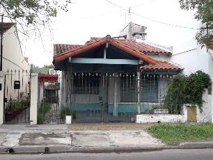 En zona com/res de Remedios de Escalada Oeste casa ph de estilo clasico en venta.