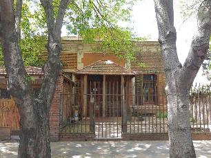 En zona barrio de Lomas de Zamora Oeste venta de casa sobre lote de 10.39 x 34.00.