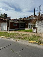 Chalet de estilo clasico en venta en zona barrio de Turdera Lomas de Zamora.