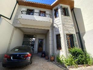 En zona resid. de Banfield Oeste Lomas de Zamora venta de casa con 3 dormitorios.