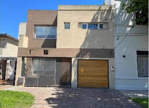 Venta de casa de 110 m² en zona resid. de Banfield Oeste.