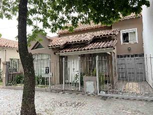 En zona resid. de Banfield Oeste venta de casa de 200 m&sup2;.