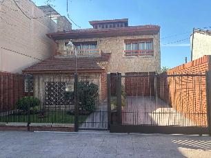 Casa con 4 baños en venta en zona resid. de Banfield Oeste Argentina.