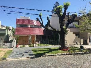 En zona resid. de Banfield Oeste Lomas de Zamora venta de casa de 6 ambientes.