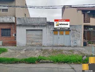 En zona barrio de Valentin Alsina venta de casa en estado bueno.
