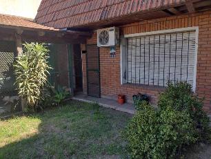 En zona barrio de Remedios de Escalada Este casa ph a 2 cuadras de avenida principal en venta.