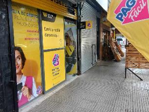 Venta de local en estado m.bueno en zona com/res de Lanus Oeste.