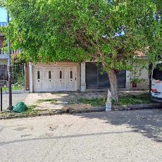 Venta de casa con 2 dormitorios en zona barrio de Lanus Oeste.