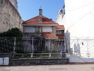 En zona barrio de Lanus Oeste casa con garage en venta.