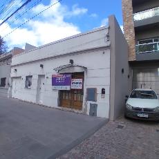 Alquiler de local con 2 baños en zona com/res de Lanus Oeste.