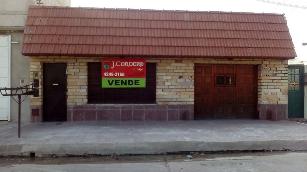 Oportunidad en Remedios de Escalada Oeste venta de casa ph a 4 cuadras de avenida principal.