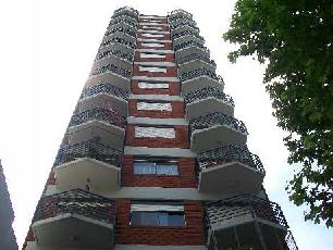 Venta de semipiso en estado m.bueno en zona com/res de Lanus Oeste.