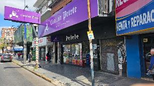 A una cuadra de la estación en Lanus Oeste GBA Sur alquiler de galpon en estado bueno.