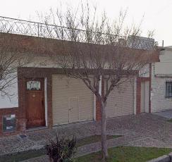 En zona resid. de Lanus Oeste local en estado bueno en alquiler.