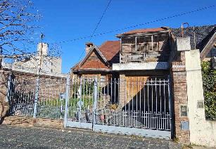 En zona resid. de Lanus Oeste venta de chalet a 2 cuadras de avenida principal.
