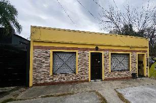 A 8 cuadras de la estación en Remedios de Escalada Este venta de departamento tipo casa de estilo antiguo.