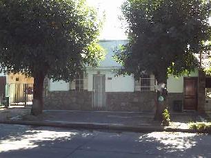 En zona barrio de Remedios de Escalada Oeste departamento tipo casa de 2 ambientes en venta.