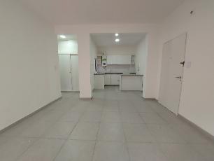 Departamento tipo casa en estado m.bueno en alquiler en zona resid. de Lanus Oeste.
