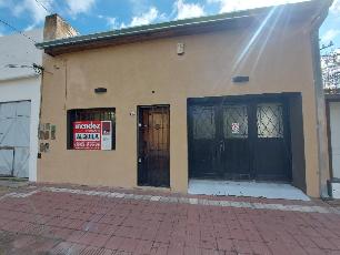 Alquiler de departamento tipo casa con garage en zona barrio de Lanus Oeste.