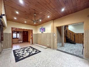 En zona barrio de Lanus Oeste casa con 2 baños en venta.
