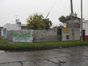 En zona resid. de Lanus Este venta de casa en estado bueno.