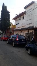 En zona barrio de Avellaneda Oeste venta de casa para 2 familias con 5 baños.