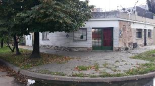 Venta de departamento tipo casa a 2 cuadras de avenida principal a 8 cuadras de la estación en Remedios de Escalada Este.