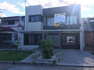 En zona barrio de Remedios de Escalada Este venta de departamento tipo casa en estado estreno.