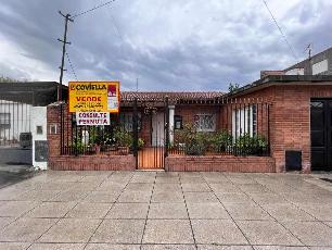 En zona barrio de Lanus Este Argentina venta de casa apto crédito.