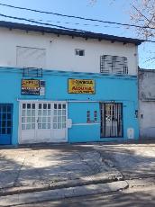 En zona barrio de Lanus Oeste GBA Sur alquiler de casa a 2 cuadras de avenida principal.