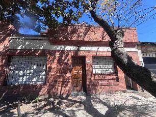En zona barrio de Remedios de Escalada Este casa ph de 6 ambientes en venta.
