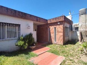 En zona barrio de Remedios de Escalada Este departamento tipo casa de estilo clasico en venta.