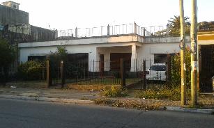 Venta de casa en estado bueno en zona resid. de Valentin Alsina.