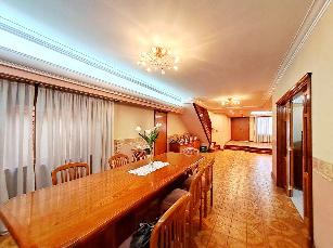 Casa sobre lote de 8.66 x 31.62 en venta en zona barrio de Lanus Oeste.
