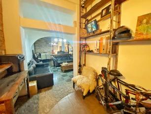 En zona barrio de Lanus Oeste venta de casa de 30 años de antigüedad.