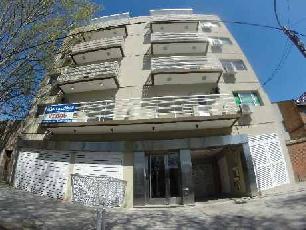 A 6 cuadras de la estación en Lanus Este alquiler de departamento de 43 m&sup2;.