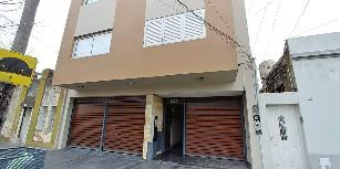 Venta de departamento de 45 m&sup2; en zona residencial de Lanus Este.