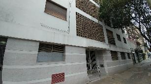 En zona com/res de Lanus Oeste departamento en estado m.bueno en alquiler.