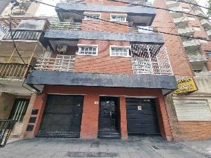 En zona com/res de Lanus Este departamento de 4 ambientes en alquiler.