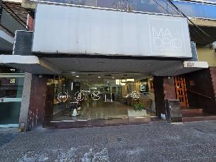 En zona comerc. de Lanus Este local en estado m.bueno en alquiler.