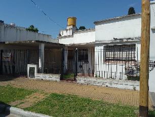 En zona barrio de Banfield Oeste casa en estado bueno en venta.