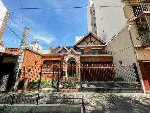 A 3 cuadras de la estación en Lanus Oeste chalet de 221 m² en venta.