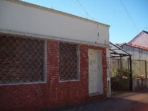 A 7 cuadras de la estación en Lomas de Zamora Oeste casa para 2 familias sobre lote de 8.34 x 25.98 en venta.