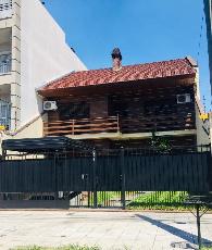 Venta de chalet sobre lote de 8.66 x 27.00 en zona barrio de Lanus Oeste.