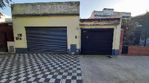 Departamento tipo casa de 3 ambientes en venta en zona barrio de Remedios de Escalada Este.