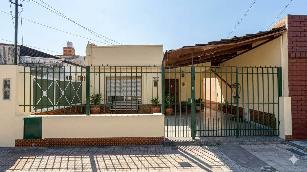 Casa a una cuadra de avenida principal en venta en zona barrio de Lanus Oeste.