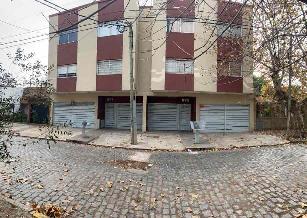 En zona resid. de Remedios de Escalada Oeste departamento tipo casa de 10 años de antigüedad en venta.