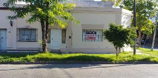 Alquiler de departamento tipo casa en estado bueno a 9 cuadras de la estación en Lanus Este Argentina.