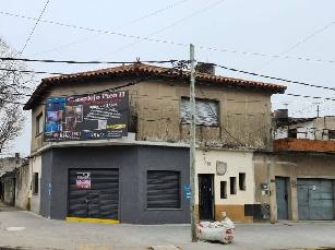 En zona comercial / residencial de Lanus Este venta de departamento tipo casa de 2 ambientes.